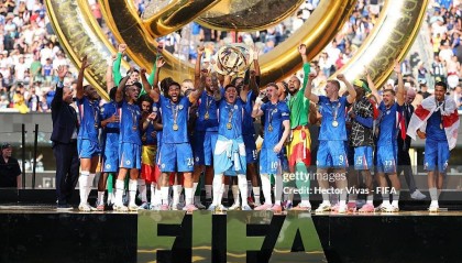 蒂芙尼祝贺切尔西夺得国际足联俱乐部世界杯奖杯