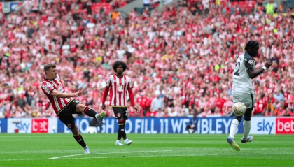 2-1！95分钟逆转绝杀 2.2亿奖金史上最高比赛：146年老店重返英超